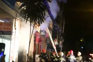 Nam thanh niên ném xăng đốt tiệm túi xách ở quận 3