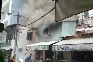 Căn nhà ở Tân Bình bốc cháy sau tiếng sét lớn trong mưa
