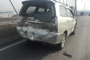 Xe tải chạy trốn sau khi tông liên hoàn trên cầu Phú Mỹ