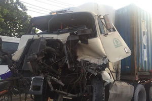 Container tông liên hoàn, xe 4 chỗ leo dải phân cách