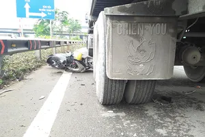 Người phụ nữ bị xe container cuốn vào gầm