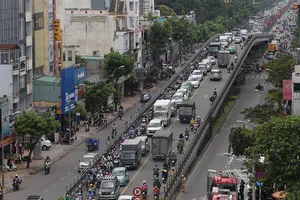 Cảnh sát phong tỏa vụ cháy, đường Cộng Hòa kẹt cứng