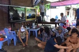 Bắt ổ đánh bạc qua mạng ở Hóc Môn