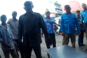 Xe ôm đánh tài xế Grabike trước cổng bến xe An Sương