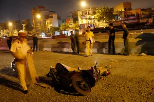 Quận 12: Một người bị cán tử vong, dân chặn 2 ô tô