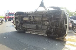 Xe 7 chỗ lộn nhiều vòng trên cầu Nguyễn Hữu Cảnh