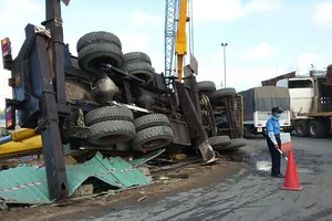 Cần cẩu trăm tấn ở vòng xoay Mỹ Thủy đổ sập