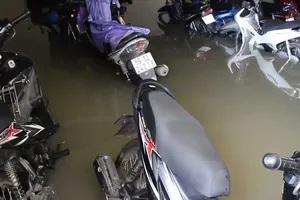 Mưa lớn, nước như thác đổ nhấn chìm hầm xe chung cư