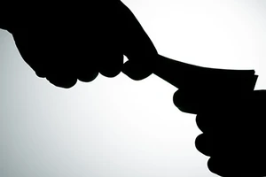 Nhân viên ngân hàng bị tống tiền 1 tỉ đồng