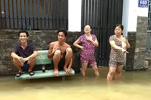 2 ngày nước chưa chịu rút, người dân quận 12 khốn đốn