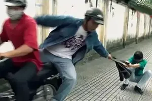 Tìm du khách Campuchia bị giật túi xách chứa 3 passport