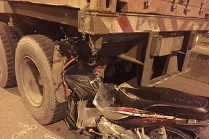 Xe máy chạy làn ô tô, tông thẳng vào đuôi container