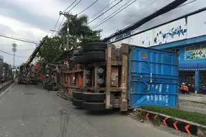 Container lật nhào, người đi đường tháo chạy
