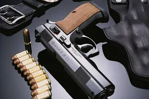 Nhân viên khách sạn thủ súng ngắn cùng quân hàm bộ đội