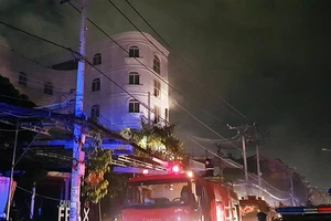 Cháy tiệm cafe quận 8, nhiều người mắc kẹt kêu cứu