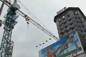 Tay cẩu va ngân hàng ở quận 3, hai xe sang bị hỏng