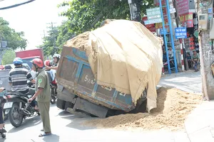 Xe ben sụp hố ga giữa đường Nguyễn Văn Quá