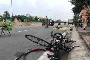 Dân truy bắt ô tô tông chết người ở đường Phạm Văn Đồng