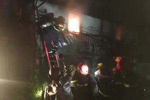 Bà đưa tay cứu cháu trốn ở gầm giường trong đám cháy 