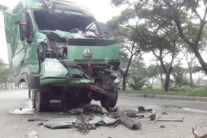 Người dân cạy cửa cứu tài xế container 