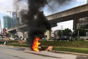 Xe máy cháy ngùn ngụt trên xa lộ Hà Nội