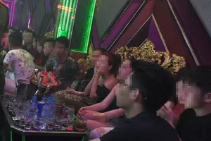 Cả trăm dân chơi phê ma túy trong 3 quán bar ở TP.HCM