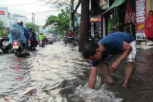 TP.HCM: Người dân mệt mỏi vì mưa lớn đường ngập, kẹt xe