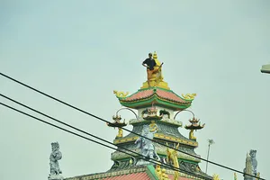 Nghi 'ngáo đá', thanh niên lên nóc chùa ở quận 8 cố thủ