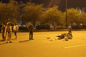 Đôi nam nữ bị container tông trên xa lộ Hà Nội