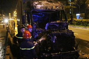 Container cháy ngùn ngụt, tài xế bung cửa thoát thân