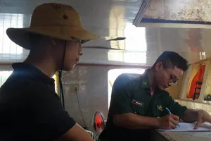 Biên phòng TP.HCM vây bắt sà lan trộm cát giữa sóng to