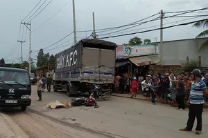 Đi làm về nhân viên bảo vệ bị xe tải cán qua người