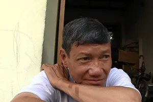 Chồng bất lực chạy trên mái tôn cứu 3 mẹ con khi cháy