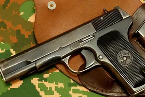 Súng K54 cướp cò, nam sinh ở Hóc Môn bị thương