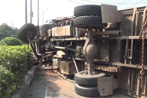 Xe tải chở gạch lật ngang, tài xế phụ xe mắc kẹt