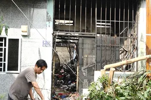 Con trai vừa khóa cửa rời đi thì nhà cháy