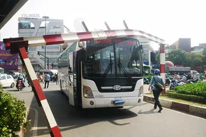 Xe khách tông thanh chắn, cửa ngõ Tân Sơn Nhất kẹt cứng