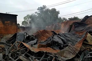 Lửa thiêu rụi xưởng nệm mút ở vùng ven Sài Gòn