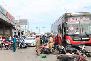 Xe khách điên lao vào dòng xe máy chờ đèn đỏ