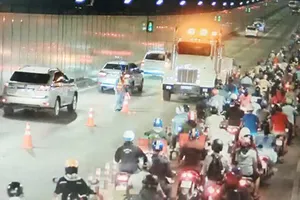 Ô tô bất ngờ nổ lốp trong hầm Thủ Thiêm giờ cao điểm