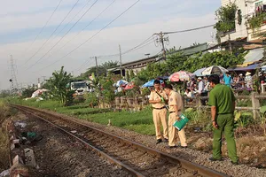 Chồng khóc ngất khi vợ bị tàu kéo lê ở Thủ Đức