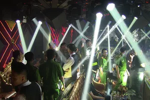 Trăm cảnh sát 'đột kích' 2 quán bar trung tâm Sài Gòn