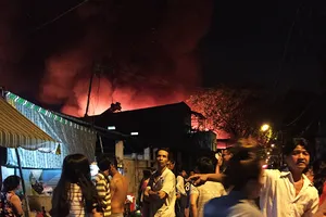 Cháy hàng loạt căn nhà ven kênh ở quận 8 ngày cuối năm