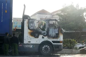 Container cháy ở Bình Tân, tài xế bung cửa kêu cứu