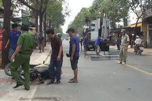 Khung sắt từ ô tô tải rơi trúng nữ sinh đi xe máy