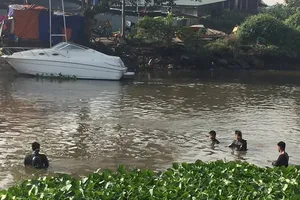 Xe máy rơi chân cầu Nam Lý, chủ xe nghi bị nước cuốn