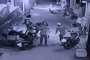 Camera ghi cảnh cướp xe máy táo tợn ở quận Tân Phú