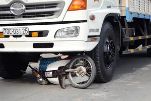 2 vợ chồng bị xe tải cuốn vào gầm ở Bình Chánh