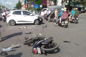 Vượt đèn đỏ, nam thanh niên tử vong ở đường Tên Lửa