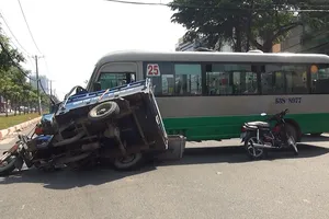 Ba gác máy va xe buýt ở Bình Tân, 1 người nhập viện